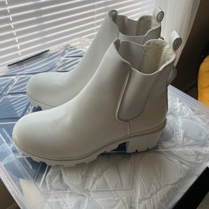 Chelsea boots with heel + snake bottom
